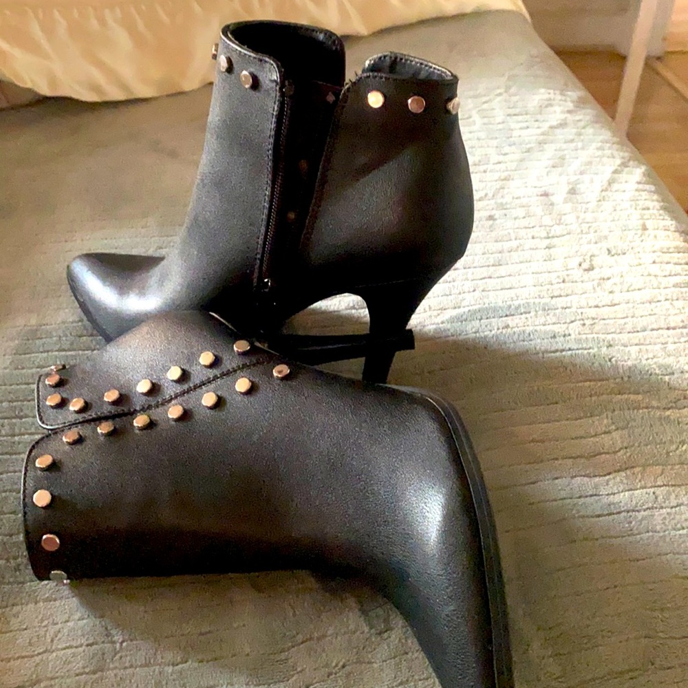 They’re super cute and fancy I wish they fit me